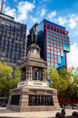 Mexico City, Meksika - 14 Kasım 2024: Cuauhtemoc Anıtı, Meksika 'daki Paseo de la Reforma' da bulunan ve Tenochtitlan 'ın son Meksika hükümdarına adanmış 1887 tarihli bir anıttır..