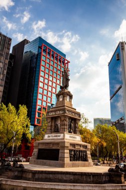 Mexico City, Meksika - 14 Kasım 2024: Cuauhtemoc Anıtı, Meksika 'daki Paseo de la Reforma' da bulunan ve Tenochtitlan 'ın son Meksika hükümdarına adanmış 1887 tarihli bir anıttır..