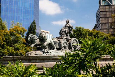 Mexico City, Meksika - 10 Ekim 2024: Mexico City 'deki Cybele Çeşmesi Colonia Roma' da bulunan bronz bir heykel Madrid Plaza de Cibeles 'deki çeşmenin bir kopyası.