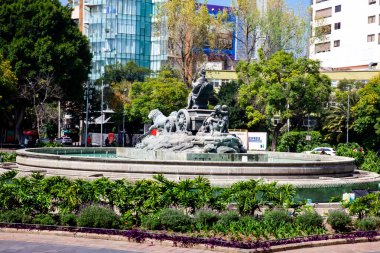 Mexico City, Meksika - 10 Ekim 2024: Mexico City 'deki Cybele Çeşmesi Colonia Roma' da bulunan bronz bir heykel Madrid Plaza de Cibeles 'deki çeşmenin bir kopyası.