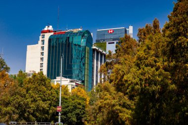 Mexico City, Mexico - 23 Ekim 2024: Mexico City şehir merkezindeki modern binaların manzarası.
