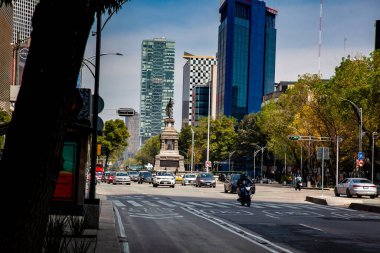 Mexico City, Mexico - 23 Ekim 2024: Mexico City şehir merkezindeki modern binaların manzarası.