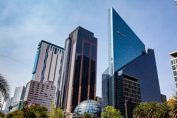 Mexico City, Mexico - 23 Ekim 2024: Mexico City şehir merkezindeki modern binaların manzarası.