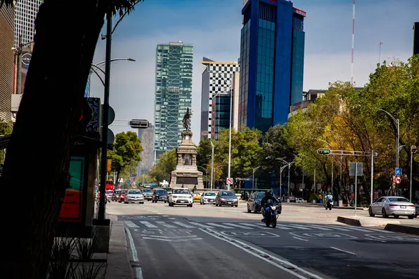 Mexico City, Mexico - 23 Ekim 2024: Mexico City şehir merkezindeki modern binaların manzarası.