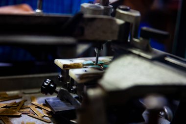 Madalya ya da mücevher üzerine el yapımı yazı yazma sürecini kapat.