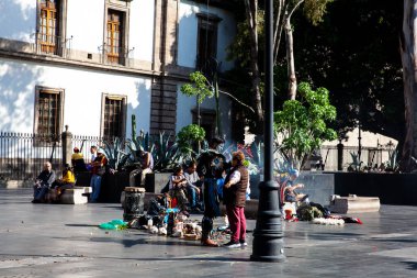 Mexico City, Meksika - 23 Ekim 2024: Zocalo 'da yerli halk tarafından gerçekleştirilen negatif enerjileri veya kötülükleri ortadan kaldırmak için temizlik ve arındırma törenleri.