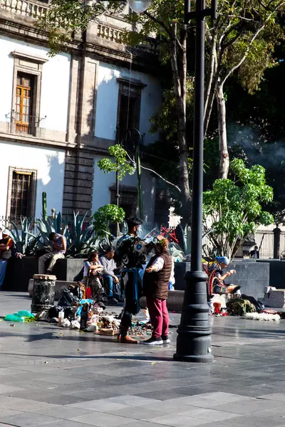 Mexico City, Meksika - 23 Ekim 2024: Zocalo 'da yerli halk tarafından gerçekleştirilen negatif enerjileri veya kötülükleri ortadan kaldırmak için temizlik ve arındırma törenleri.