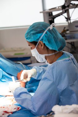 Kadın bir doktor ameliyat yapıyor. Ortopedik cerrah. Ameliyat ve sigorta konsepti.