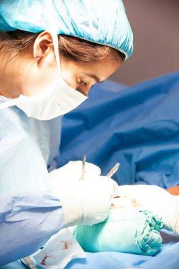Kadın bir doktor ameliyat yapıyor. Ortopedik cerrah. Ameliyat ve sigorta konsepti.