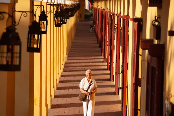 Cartagena de Indias 'ta kıdemli kadın turist. Aktif kıdemli konsept. Yaşlılar yaşam tarzı konsepti.