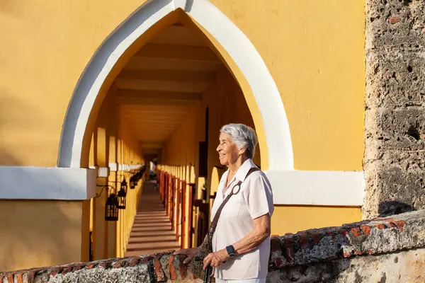 Cartagena de Indias 'ta kıdemli kadın turist. Aktif kıdemli konsept. Yaşlılar yaşam tarzı konsepti.