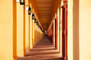 Kolombiya 'nın Cartagena de Indias şehrindeki Las Bovedas Koloni Binası.