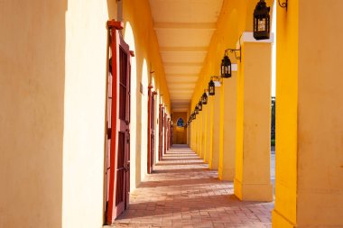 Kolombiya 'nın Cartagena de Indias şehrindeki Las Bovedas Koloni Binası.