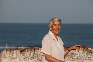 Aktif kıdemli konsept. Son sınıf seyahat konsepti. Kıdemli yaşam tarzı. Cartagena de Indias 'ta kıdemli kadın turist.