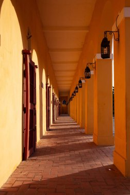 Kolombiya 'nın Cartagena de Indias şehrindeki Las Bovedas Koloni Binası.