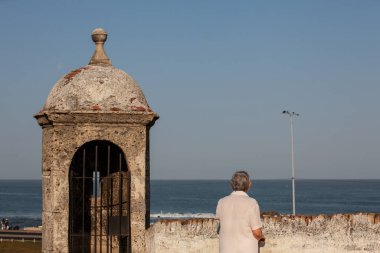 Aktif kıdemli konsept. Son sınıf seyahat konsepti. Kıdemli yaşam tarzı. Cartagena de Indias 'ta kıdemli kadın turist.