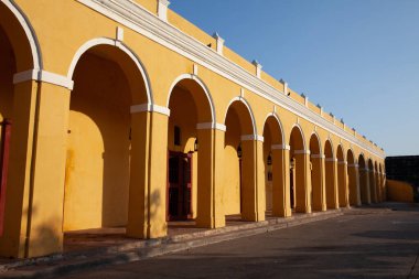 Kolombiya 'nın Cartagena de Indias şehrindeki Las Bovedas Koloni Binası.
