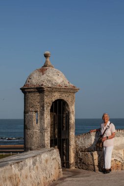 Aktif kıdemli konsept. Son sınıf seyahat konsepti. Kıdemli yaşam tarzı. Cartagena de Indias 'ta kıdemli kadın turist.