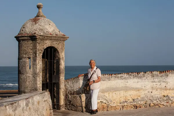 Aktif kıdemli konsept. Son sınıf seyahat konsepti. Kıdemli yaşam tarzı. Cartagena de Indias 'ta kıdemli kadın turist.