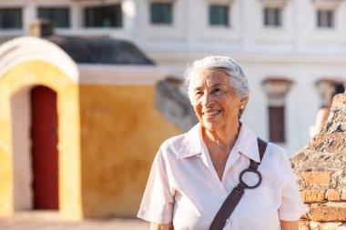 Aktif kıdemli konsept. Son sınıf seyahat konsepti. Kıdemli yaşam tarzı. Cartagena de Indias 'ta kıdemli kadın turist.
