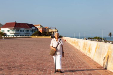 Aktif kıdemli konsept. Son sınıf seyahat konsepti. Kıdemli yaşam tarzı. Cartagena de Indias 'ta kıdemli kadın turist.