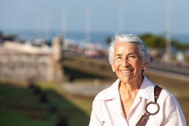 Aktif kıdemli konsept. Son sınıf seyahat konsepti. Kıdemli yaşam tarzı. Cartagena de Indias 'ta kıdemli kadın turist.