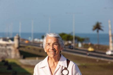 Aktif kıdemli konsept. Son sınıf seyahat konsepti. Kıdemli yaşam tarzı. Cartagena de Indias 'ta kıdemli kadın turist.