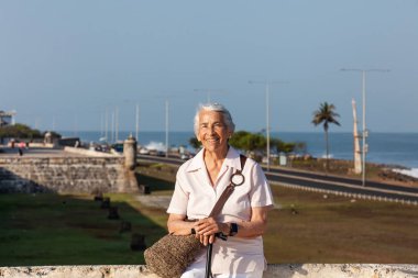 Aktif kıdemli konsept. Son sınıf seyahat konsepti. Kıdemli yaşam tarzı. Cartagena de Indias 'ta kıdemli kadın turist.