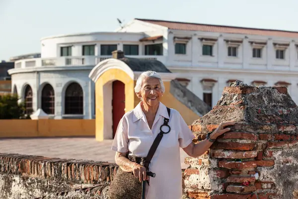 Aktif kıdemli konsept. Son sınıf seyahat konsepti. Kıdemli yaşam tarzı. Cartagena de Indias 'ta kıdemli kadın turist.