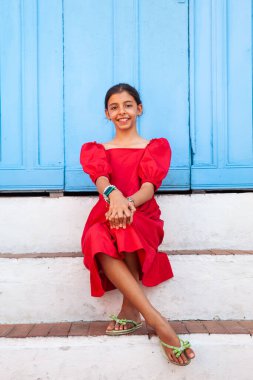 Cartagena de Indias 'ta tatlı bir genç kız. Seyahat konsepti. Yalnız oturmak. Mutlu kız..