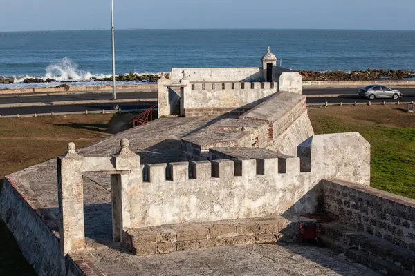 Bariyer, El Espigon olarak bilinen Cartagena duvarlarının bir parçası olarak inşa edildi. El espigon de la Tenaza. Tenaza de Santa Catalina.