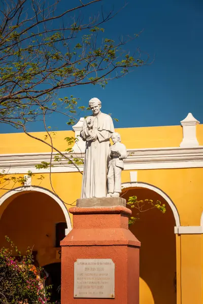 Cartagena de Indias, Kolombiya - 28 Ocak 2024: Cartagena de Indias 'taki San Juan Bosco Anıtı.