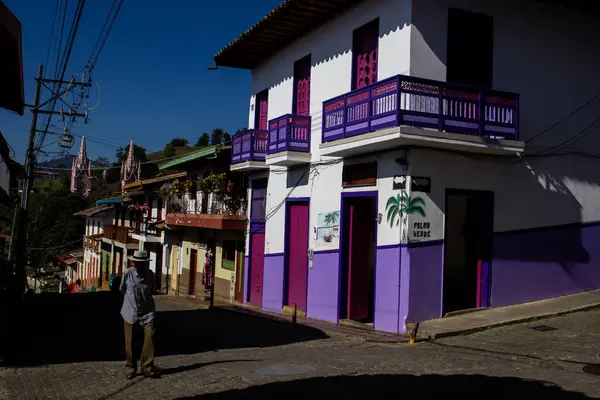 Jerico 'nun güzel sokaklarında yürüyen son sınıf öğrencisi Kolombiya' daki Antioquia Bölümü 'nde yer almaktadır..