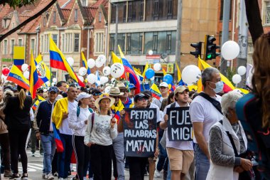 Bogota, Kolombiya - 15 Haziran 2025. Bogota 'daki Sessizlik Yürüyüşü, suikast girişiminde bulunan başkan adayı Miguel Uribe Turbay' ın iyileşmesi için dua ediyor. Bogota Kolombiya 'da barışçıl protesto yürüyüşü.
