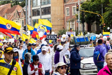 Bogota, Kolombiya - 15 Haziran 2025. Bogota 'daki Sessizlik Yürüyüşü, suikast girişiminde bulunan başkan adayı Miguel Uribe Turbay' ın iyileşmesi için dua ediyor. Bogota Kolombiya 'da barışçıl protesto yürüyüşü.