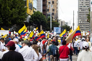Bogota, Kolombiya - 15 Haziran 2025. Bogota 'daki Sessizlik Yürüyüşü, suikast girişiminde bulunan başkan adayı Miguel Uribe Turbay' ın iyileşmesi için dua ediyor. Bogota Kolombiya 'da barışçıl protesto yürüyüşü.