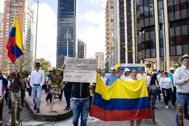 Bogota, Kolombiya - 15 Haziran 2025. Bogota 'daki Sessizlik Yürüyüşü, suikast girişiminde bulunan başkan adayı Miguel Uribe Turbay' ın iyileşmesi için dua ediyor. Bogota Kolombiya 'da barışçıl protesto yürüyüşü.