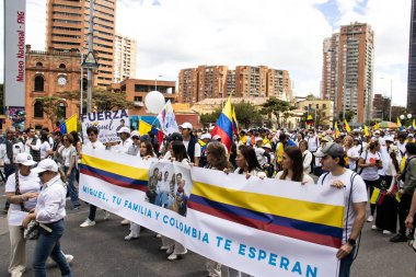 Bogota, Kolombiya - 15 Haziran 2025. Bogota 'daki Sessizlik Yürüyüşü, suikast girişiminde bulunan başkan adayı Miguel Uribe Turbay' ın iyileşmesi için dua ediyor. Bogota Kolombiya 'da barışçıl protesto yürüyüşü.