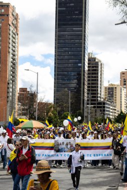 Bogota, Kolombiya - 15 Haziran 2025. Bogota 'daki Sessizlik Yürüyüşü, suikast girişiminde bulunan başkan adayı Miguel Uribe Turbay' ın iyileşmesi için dua ediyor. Bogota Kolombiya 'da barışçıl protesto yürüyüşü.