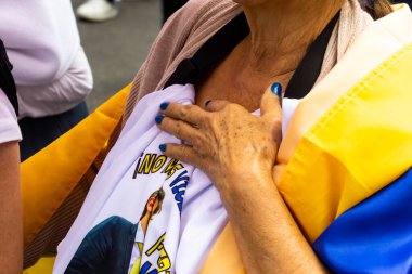 Bogota, Kolombiya - 15 Haziran 2025. Bogota 'daki Sessizlik Yürüyüşü, suikast girişiminde bulunan başkan adayı Miguel Uribe Turbay' ın iyileşmesi için dua ediyor. Bogota Kolombiya 'da barışçıl protesto yürüyüşü.