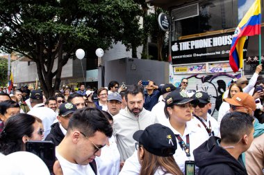 Bogota, Kolombiya - 15 Haziran 2025. Carlos Fernando Galan, Bogota 'daki Sessizlik Yürüyüşü' nde Başkan adayı Miguel Uribe Turbay 'ın iyileşmesi için bir suikast girişiminde bulundu..