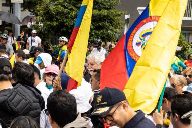 Bogota, Kolombiya - 15 Haziran 2025. Bogota 'daki Sessizlik Yürüyüşü' nde Enrique Penalosa, suikast girişiminde bulunan başkan adayı Miguel Uribe Turbay 'ın iyileşmesi için dua ediyor..