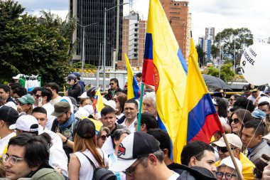 Bogota, Kolombiya - 15 Haziran 2025. Bogota 'daki Sessizlik Yürüyüşü' nde Enrique Penalosa, suikast girişiminde bulunan başkan adayı Miguel Uribe Turbay 'ın iyileşmesi için dua ediyor..