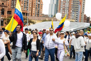 Bogota, Kolombiya - 15 Haziran 2025. Carlos Alonso Lucio Bogota 'daki Sessizlik Yürüyüşü' nde suikast girişiminde bulunan başkan adayı Miguel Uribe Turbay 'ın iyileşmesi için dua ediyor..