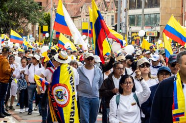 Bogota, Kolombiya - 15 Haziran 2025. Bogota 'daki Sessizlik Yürüyüşü, suikast girişiminde bulunan başkan adayı Miguel Uribe Turbay' ın iyileşmesi için dua ediyor..