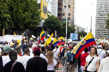 Bogota, Kolombiya - 15 Haziran 2025. Bogota 'daki Sessizlik Yürüyüşü, suikast girişiminde bulunan başkan adayı Miguel Uribe Turbay' ın iyileşmesi için dua ediyor..