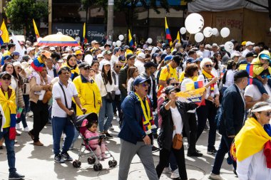 Bogota, Kolombiya - 15 Haziran 2025. Bogota 'daki Sessizlik Yürüyüşü, suikast girişiminde bulunan başkan adayı Miguel Uribe Turbay' ın iyileşmesi için dua ediyor..
