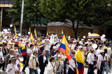 Bogota, Kolombiya - 15 Haziran 2025. Bogota 'daki Sessizlik Yürüyüşü, suikast girişiminde bulunan başkan adayı Miguel Uribe Turbay' ın iyileşmesi için dua ediyor..