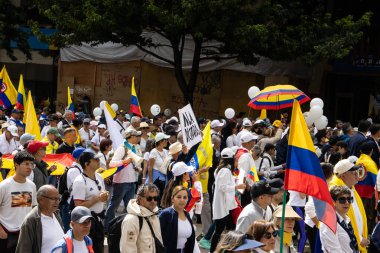Bogota, Kolombiya - 15 Haziran 2025. Bogota 'daki Sessizlik Yürüyüşü, suikast girişiminde bulunan başkan adayı Miguel Uribe Turbay' ın iyileşmesi için dua ediyor..