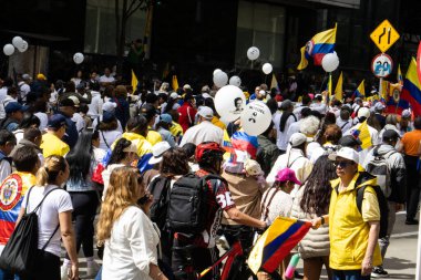 Bogota, Kolombiya - 15 Haziran 2025. Bogota 'daki Sessizlik Yürüyüşü, suikast girişiminde bulunan başkan adayı Miguel Uribe Turbay' ın iyileşmesi için dua ediyor..